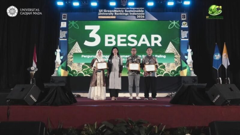 Wakil Rektor bidang Sumber Daya UMY menerima penghargaan UI Green Matric yang diberikan kepada UMY