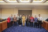Rahmat Mirzani Djausal berfoto bersama jajaran pejabat lintas sektor setelah memimpin Rapat Koordinasi Pelaksanaan Program Strategis Nasional (PSN) 3 