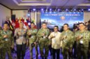Banten Andra Soni berbincang hangat dengan para delegasi militer saat menghadiri Opening Ceremony