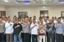 Ketua PWI Provinsi Banten, Rian Nopandra, Kapolda Banten Irjen. Pol. Hengki, S.I.K., M.H., Ketua Departemen Pendidikan dan Pelatihan PWI Pusat, Jufri Alkatiri, Ketua SMSI Pusat Firdaus, berfoto bersama para peserta UKW