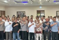 Ketua PWI Provinsi Banten, Rian Nopandra, Kapolda Banten Irjen. Pol. Hengki, S.I.K., M.H., Ketua Departemen Pendidikan dan Pelatihan PWI Pusat, Jufri Alkatiri, Ketua SMSI Pusat Firdaus, berfoto bersama para peserta UKW