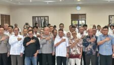 Ketua PWI Provinsi Banten, Rian Nopandra, Kapolda Banten Irjen. Pol. Hengki, S.I.K., M.H., Ketua Departemen Pendidikan dan Pelatihan PWI Pusat, Jufri Alkatiri, Ketua SMSI Pusat Firdaus, berfoto bersama para peserta UKW
