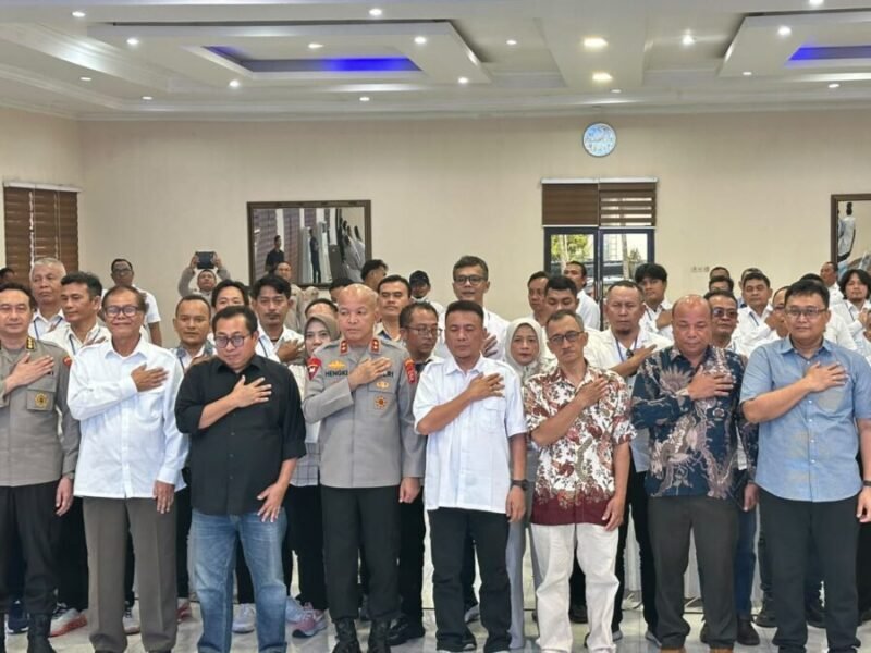 Ketua PWI Provinsi Banten, Rian Nopandra, Kapolda Banten Irjen. Pol. Hengki, S.I.K., M.H., Ketua Departemen Pendidikan dan Pelatihan PWI Pusat, Jufri Alkatiri, Ketua SMSI Pusat Firdaus, berfoto bersama para peserta UKW