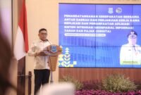 Gubernur Banten memberikan sambutan dalam acara Penandatanganan Kesepakatan Antardaerah dan Kerja Sama Replikasi Aplikasi SISGITA di Aula Blandongan, Balai Kota Tangerang Selatan

