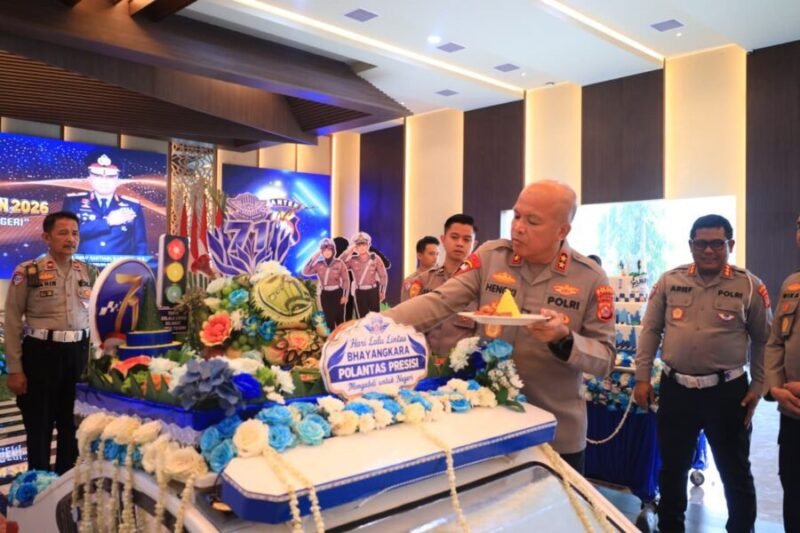 Kapolda Banten Irjen Pol Hengki memotong nasi tumpeng saat puncak Syukuran Hari Lalu Lintas Bhayangkara ke-71 di Aula Gawe Kita Baluwarti, Serang