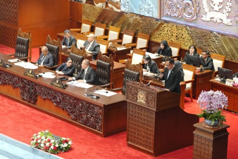 Suasana Rapat Paripurna DPR RI dengan agenda Pembicaraan Tingkat II/Pengambilan Keputusan atas 15 RUU tentang Kabupaten/Kota di tiga provinsi Kalimantan, di Ruang Rapat Paripurna DPR RI, Jakarta, Selasa (22/9/2026).