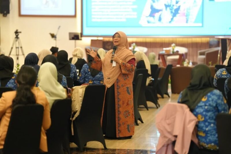 Ketua TP PKK Kabupaten Bandung Emma Dety Permanawati menyampaikan paparan saat menjadi narasumber dalam Ladies Program KORPRI Kabupaten Bandung di Hotel Grand Sunshine