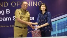 Penyerahan cenderamata dari CEO Siloam Hospitals Group Caroline Rady kepada Wali Kota Bekasi Tri Adhianto pada peresmian Gedung B RS Siloam Sentosa