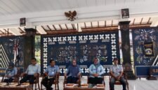 Sekretaris Disperindag Sleman, Aris Herbandang, didampingi jajaran pejabat terkait, memaparkan strategi digitalisasi pasar tradisional kepada para pedagang di Pendopo Rumah Dinas Bupati Sleman, Selasa (22/9/2026).