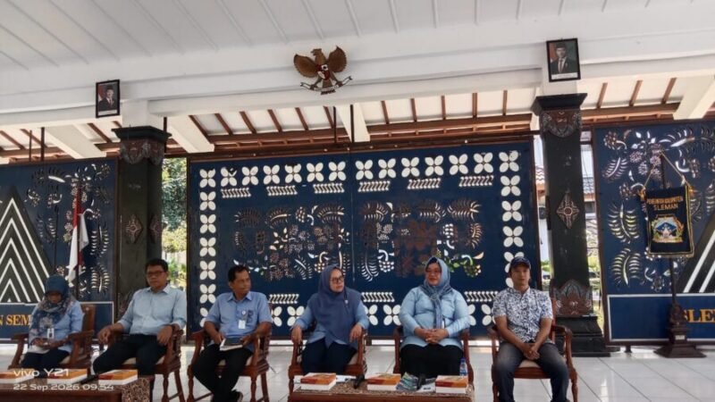 Sekretaris Disperindag Sleman, Aris Herbandang, didampingi jajaran pejabat terkait, memaparkan strategi digitalisasi pasar tradisional kepada para pedagang di Pendopo Rumah Dinas Bupati Sleman, Selasa (22/9/2026).
