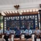 Sekretaris Disperindag Sleman, Aris Herbandang, didampingi jajaran pejabat terkait, memaparkan strategi digitalisasi pasar tradisional kepada para pedagang di Pendopo Rumah Dinas Bupati Sleman, Selasa (22/9/2026).