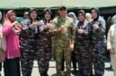 Panglima TNI Jenderal TNI Agus Subiyanto berfoto bersama anggota TNI Wanita dan Persit Kartika Chandra Kirana di sela peninjauan Bazar TNI Bersama Rakyat di Yogyakarta.