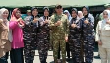 Panglima TNI Jenderal TNI Agus Subiyanto berfoto bersama anggota TNI Wanita dan Persit Kartika Chandra Kirana di sela peninjauan Bazar TNI Bersama Rakyat di Yogyakarta.
