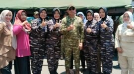Panglima TNI Jenderal TNI Agus Subiyanto berfoto bersama anggota TNI Wanita dan Persit Kartika Chandra Kirana di sela peninjauan Bazar TNI Bersama Rakyat di Yogyakarta.