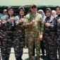 Panglima TNI Jenderal TNI Agus Subiyanto berfoto bersama anggota TNI Wanita dan Persit Kartika Chandra Kirana di sela peninjauan Bazar TNI Bersama Rakyat di Yogyakarta.