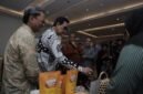 Gubernur DIY Sri Sultan Hamengku Buwono X meninjau produk UMKM binaan desa wisata yang dipamerkan dalam rangkaian Penyerahan Penghargaan Lomba Desa/Kampung Wisata Daerah Istimewa Yogyakarta Tahun 2026 di Hotel Grand Rohan, Banguntapan, Bantul, Rabu (22/9).