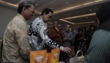 Gubernur DIY Sri Sultan Hamengku Buwono X meninjau produk UMKM binaan desa wisata yang dipamerkan dalam rangkaian Penyerahan Penghargaan Lomba Desa/Kampung Wisata Daerah Istimewa Yogyakarta Tahun 2026 di Hotel Grand Rohan, Banguntapan, Bantul, Rabu (22/9).