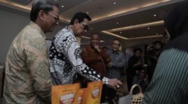 Gubernur DIY Sri Sultan Hamengku Buwono X meninjau produk UMKM binaan desa wisata yang dipamerkan dalam rangkaian Penyerahan Penghargaan Lomba Desa/Kampung Wisata Daerah Istimewa Yogyakarta Tahun 2026 di Hotel Grand Rohan, Banguntapan, Bantul, Rabu (22/9).
