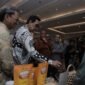 Gubernur DIY Sri Sultan Hamengku Buwono X meninjau produk UMKM binaan desa wisata yang dipamerkan dalam rangkaian Penyerahan Penghargaan Lomba Desa/Kampung Wisata Daerah Istimewa Yogyakarta Tahun 2026 di Hotel Grand Rohan, Banguntapan, Bantul, Rabu (22/9).