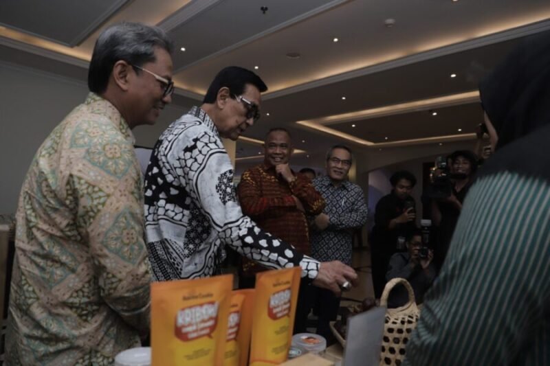 Gubernur DIY Sri Sultan Hamengku Buwono X meninjau produk UMKM binaan desa wisata yang dipamerkan dalam rangkaian Penyerahan Penghargaan Lomba Desa/Kampung Wisata Daerah Istimewa Yogyakarta Tahun 2026 di Hotel Grand Rohan, Banguntapan, Bantul, Rabu (22/9).