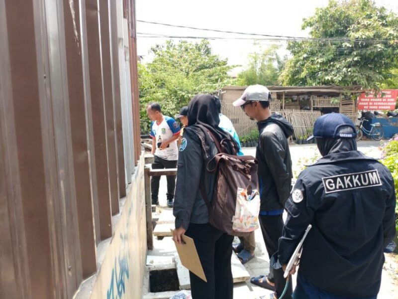 Tim Dinas Lingkungan Hidup (DLH) Kota Bekasi melakukan pemeriksaan lapangan ke lokasi usaha restoran serta pengambilan sampel air permukaan di Sungai Kali Abang 2, Perwira Sari, Kecamatan Bekasi Utara, terkait pengelolaan air limbah domestik. (Foto: Diskominfostandi)