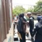Tim Dinas Lingkungan Hidup (DLH) Kota Bekasi melakukan pemeriksaan lapangan ke lokasi usaha restoran serta pengambilan sampel air permukaan di Sungai Kali Abang 2, Perwira Sari, Kecamatan Bekasi Utara, terkait pengelolaan air limbah domestik. (Foto: Diskominfostandi)