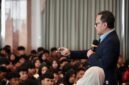 Wamendagri Bima Arya Sugiarto menyampaikan materi di hadapan mahasiswa baru pada kegiatan PKKMB Corsara 2026–2027 di Universitas Komputer Indonesia, Bandung, Selasa (22/9/2026). (Foto: Puspen Kemendagri)