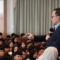 Wamendagri Bima Arya Sugiarto menyampaikan materi di hadapan mahasiswa baru pada kegiatan PKKMB Corsara 2026–2027 di Universitas Komputer Indonesia, Bandung, Selasa (22/9/2026). (Foto: Puspen Kemendagri)