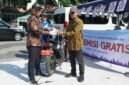 Kepala DLH Kota Yogyakarta Rajwan Taufik menyerahkan stiker lolos uji emisi kepada perwakilan OPD yang mengikutisertakan kendaraan dinas untuk uji emisi kendaraan.