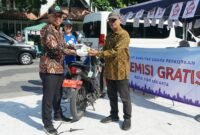 Kepala DLH Kota Yogyakarta Rajwan Taufik menyerahkan stiker lolos uji emisi kepada perwakilan OPD yang mengikutisertakan kendaraan dinas untuk uji emisi kendaraan.