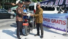 Kepala DLH Kota Yogyakarta Rajwan Taufik menyerahkan stiker lolos uji emisi kepada perwakilan OPD yang mengikutisertakan kendaraan dinas untuk uji emisi kendaraan.