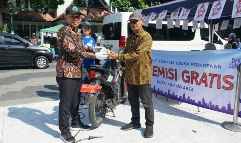 Kepala DLH Kota Yogyakarta Rajwan Taufik menyerahkan stiker lolos uji emisi kepada perwakilan OPD yang mengikutisertakan kendaraan dinas untuk uji emisi kendaraan.