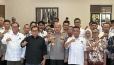 Kapolda Banten Irjen Pol. Hengki Ketua PWI Provinsi Banten Rian Nopandra bersama pengurus PWI dan puluhan jurnalis