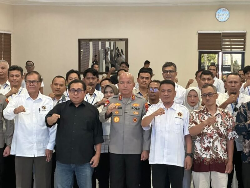 Kapolda Banten Irjen Pol. Hengki Ketua PWI Provinsi Banten Rian Nopandra bersama pengurus PWI dan puluhan jurnalis