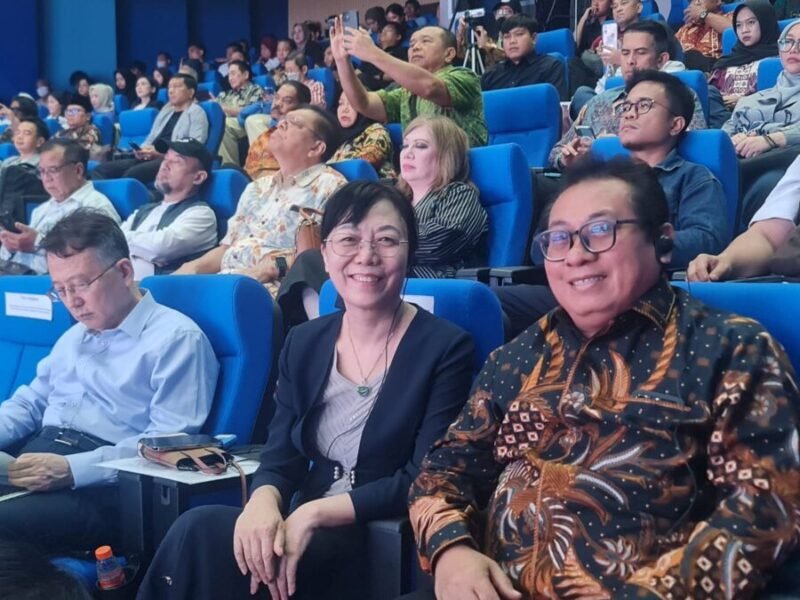 Ketua SMSI Pusat Firdaus berfoto bersama Ketua Beijing Security and Protection Industry Association (BSPIA) yaitu Zhang Ying.