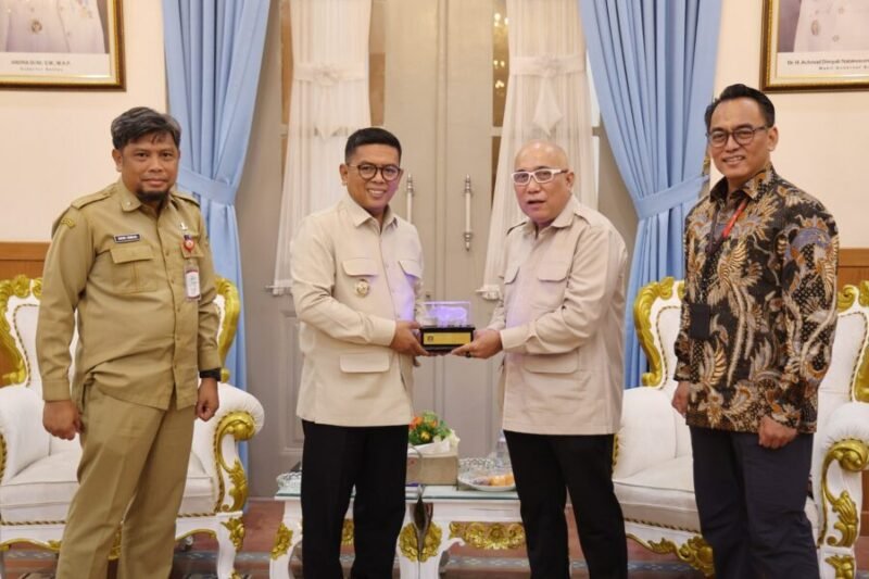 Gubernur Banten Andra Soni menerima kunjungan Direktur Utama Telkom Akses Irphan Wijaya beserta jajaran Komisaris dan Direksi di Gedung Negara Provinsi Banten, Serang, Selasa (22/9/2026), membahas koordinasi penataan jaringan utilitas kabel udara sejalan dengan program Indonesia Asri, Aman, Sehat, Resik, dan Indah. (Foto: Adpim Banten)