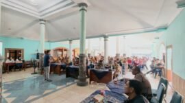 Perwakilan Satgaswil DIY Densus 88 Antiteror Polri memberikan pengarahan di hadapan pemerintah kalurahan dan warga dalam rangkaian kegiatan penyaluran bantuan air bersih di Kedungpoh