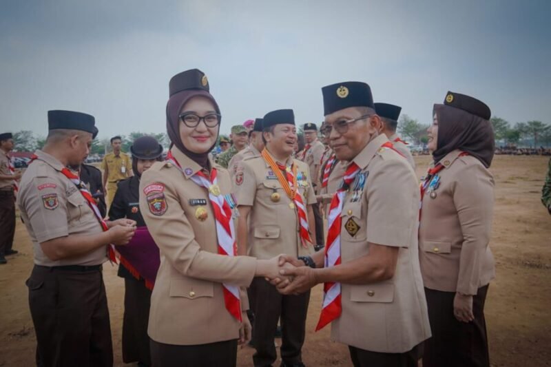 Wakil Gubernur Jihan Nurlela dan pejabat lain berjabat tangan dengan seorang tokoh pramuka