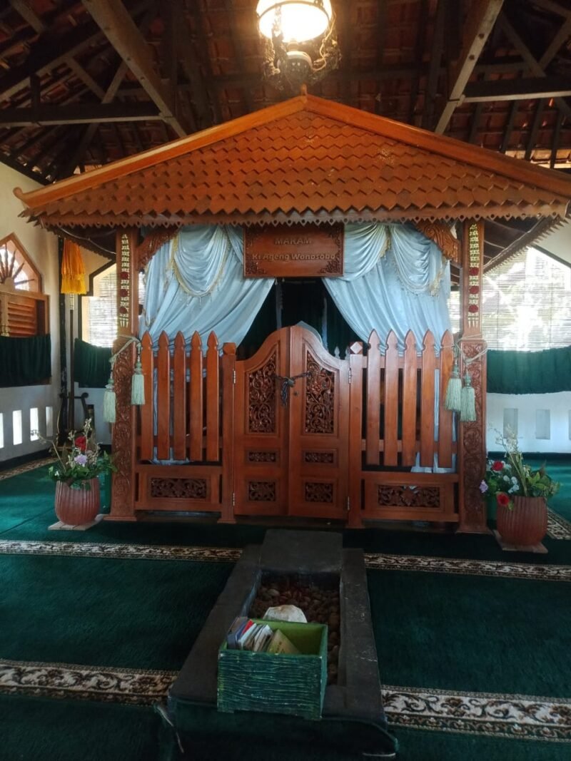 Cungkup Makam Ki Ageng Wonosobo di Dusun Wanusaba, Plobangan, Selomerto, Wonosobo, yang menjadi tujuan ziarah warga secara turun-temurun.