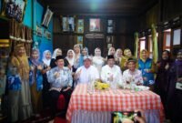 Gubernur Sumsel Foto bersama masyarakat Desa Ulak Embacang dalam rangkaian kunjungan peringatan Maulid Nabi Muhammad SAW di Sanga Desa, Muba

