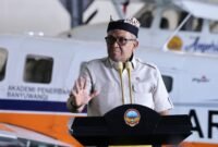 Wamenaker Afriansyah Noor menyampaikan sambutan saat meninjau 42 peserta Program Magang Nasional (MagangHub) di Akademi Penerbangan Indonesia (API) Banyuwangi