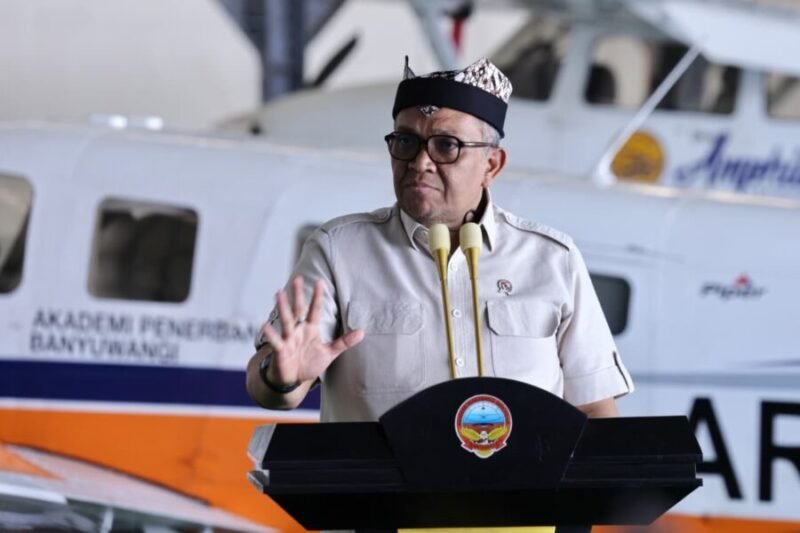 Wamenaker Afriansyah Noor menyampaikan sambutan saat meninjau 42 peserta Program Magang Nasional (MagangHub) di Akademi Penerbangan Indonesia (API) Banyuwangi