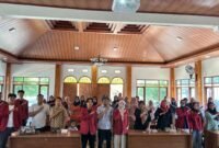 Foto tim HIMASEPTA UMY melakukan asesmen kepada warga Garongan, Panjatan, Kulon Progo untuk potensi lokal Garongan dengan produksi kelapa