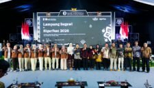 Para pemangku kepentingan dan tamu undangan berfoto bersama dalam pembukaan acara Lampung Begawi x SigerFest 2026 di Lampung City Mall