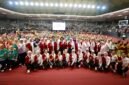 Ketua Umum TP PKK sekaligus Ketua Umum Perwosi Tri Tito Karnavian berfoto bersama jajaran pengurus dan para peserta usai membuka Lomba Senam Kreasi Nasional Tahun 2026 di GOR Soemantri, Jakarta, Rabu (23/9/2026).