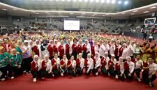 Ketua Umum TP PKK sekaligus Ketua Umum Perwosi Tri Tito Karnavian berfoto bersama jajaran pengurus dan para peserta usai membuka Lomba Senam Kreasi Nasional Tahun 2026 di GOR Soemantri, Jakarta, Rabu (23/9/2026).