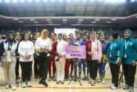 Ketua TP PKK Provinsi Banten Tinawati Andra Soni berfoto bersama Ketua Perwosi Banten Aan Muawanah dan tim senam Provinsi Banten usai Pembukaan Lomba Senam Kreasi Nasional 2026 di GOR Soemantri Brodjonegoro, Jakarta, Rabu (23/9/2026). Tim Banten tampil dengan kostum bermotif batik tapak kebo sebagai upaya mempromosikan wastra khas daerah.