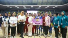 Ketua TP PKK Provinsi Banten Tinawati Andra Soni berfoto bersama Ketua Perwosi Banten Aan Muawanah dan tim senam Provinsi Banten usai Pembukaan Lomba Senam Kreasi Nasional 2026 di GOR Soemantri Brodjonegoro, Jakarta, Rabu (23/9/2026). Tim Banten tampil dengan kostum bermotif batik tapak kebo sebagai upaya mempromosikan wastra khas daerah.
