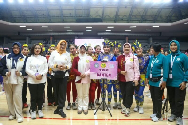 Ketua TP PKK Provinsi Banten Tinawati Andra Soni berfoto bersama Ketua Perwosi Banten Aan Muawanah dan tim senam Provinsi Banten usai Pembukaan Lomba Senam Kreasi Nasional 2026 di GOR Soemantri Brodjonegoro, Jakarta, Rabu (23/9/2026). Tim Banten tampil dengan kostum bermotif batik tapak kebo sebagai upaya mempromosikan wastra khas daerah.
