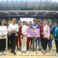 Ketua TP PKK Provinsi Banten Tinawati Andra Soni berfoto bersama Ketua Perwosi Banten Aan Muawanah dan tim senam Provinsi Banten usai Pembukaan Lomba Senam Kreasi Nasional 2026 di GOR Soemantri Brodjonegoro, Jakarta, Rabu (23/9/2026). Tim Banten tampil dengan kostum bermotif batik tapak kebo sebagai upaya mempromosikan wastra khas daerah.